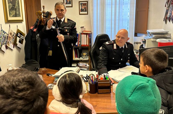 Gli alunni della scuola Savina Petrilli di Siena carabinieri per un giorno