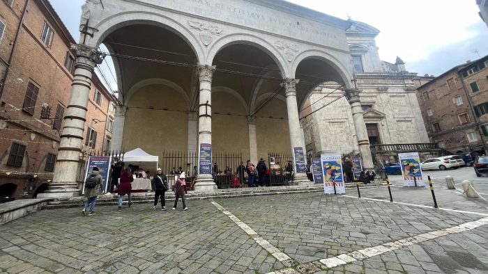 Natale a Siena, gli studenti del Caselli e del Ricasoli colorano le Logge del Papa