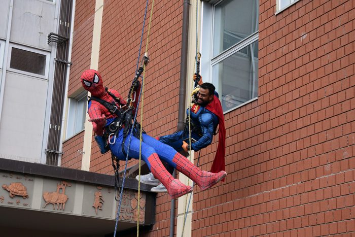 Siena, i Super Eroi Acrobatici portano i regali ai piccoli pazienti delle Scotte