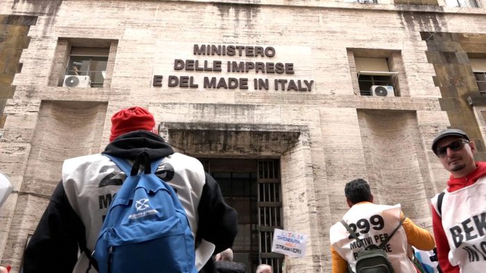 Beko, i lavoratori davanti al Ministero: "Siamo pronti alla lotta"