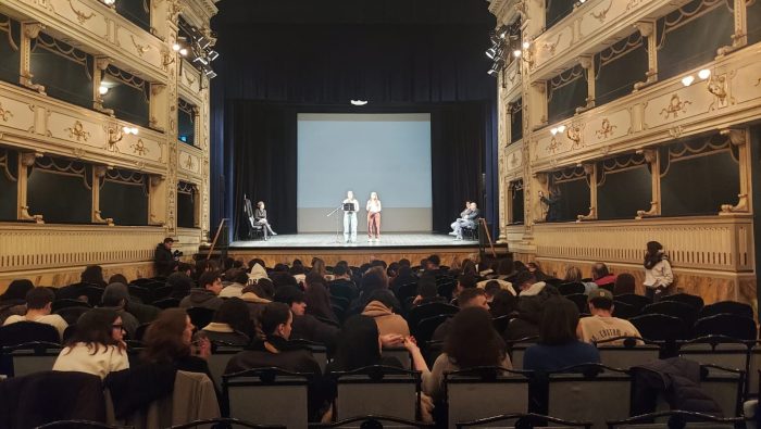 Giorno Memoria Comune di Siena, studenti sul palco dei Rozzi chiedono di non dimenticare