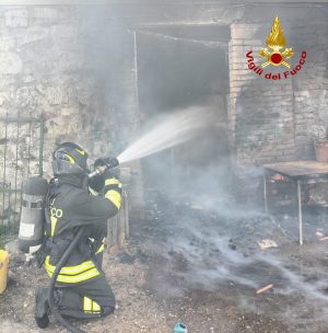 Monticiano, incendio in un garage: i vigili del fuoco spengono le fiamme