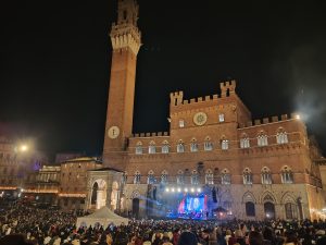 Siena, sparano fuochi d'artificio in Piazza del Campo: sanzionate due persone