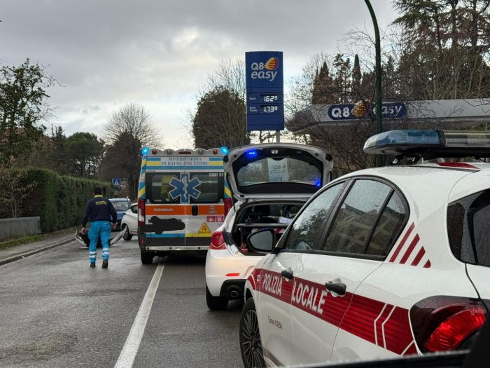 Siena, scontro tra auto e moto in via Celso Cittadini: un ferito e traffico rallentato