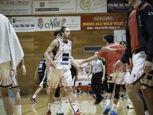 Virtus battuta all'ultimo secondo dalla capolista, a Lucca finisce 70-69