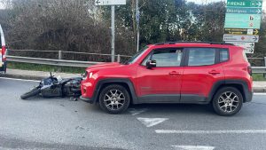 Siena: incidente alla rotatoria di Viale Sclavo, un ferito