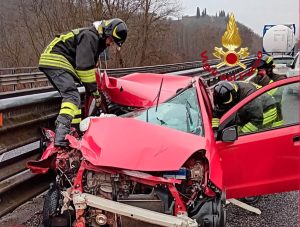 Scontro tra un'auto e un camion sulla Siena-Bettolle, grave un 51enne