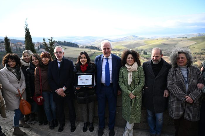 Valdichiana Senese Capitale Cultura Toscana 2025, tour di Giani per consegnare le targhe ai sindaci: "Rappresentate Toscana nel mondo"