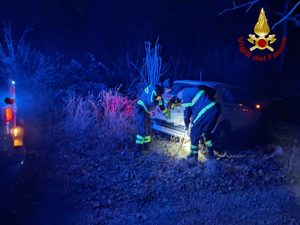 Poggibonsi, 74enne disperso nel bosco con l'auto in panne salvato dai Vigili del Fuoco