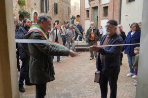 Inaugurata a Pienza la mostra "Donna in cammino" di Alberto Inglesi