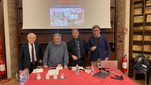 Andrea Bianchi Sugarelli presenta alla Biblioteca degli Intronati la sua "Siena s'è dest(r)a", davanti ad una sala stracolma